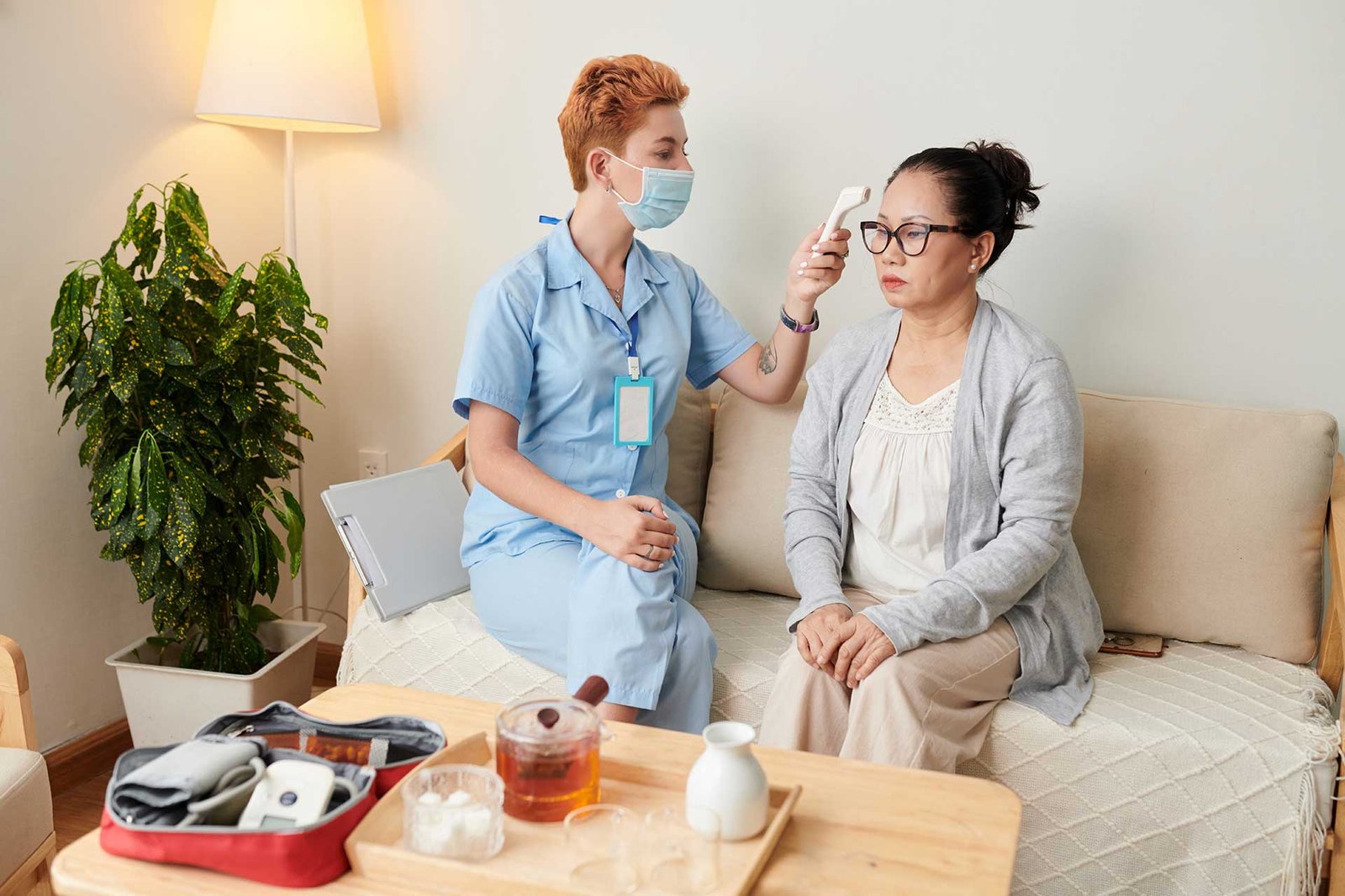 nurse-examining-patient-at-home-HYRZQRT.jpg